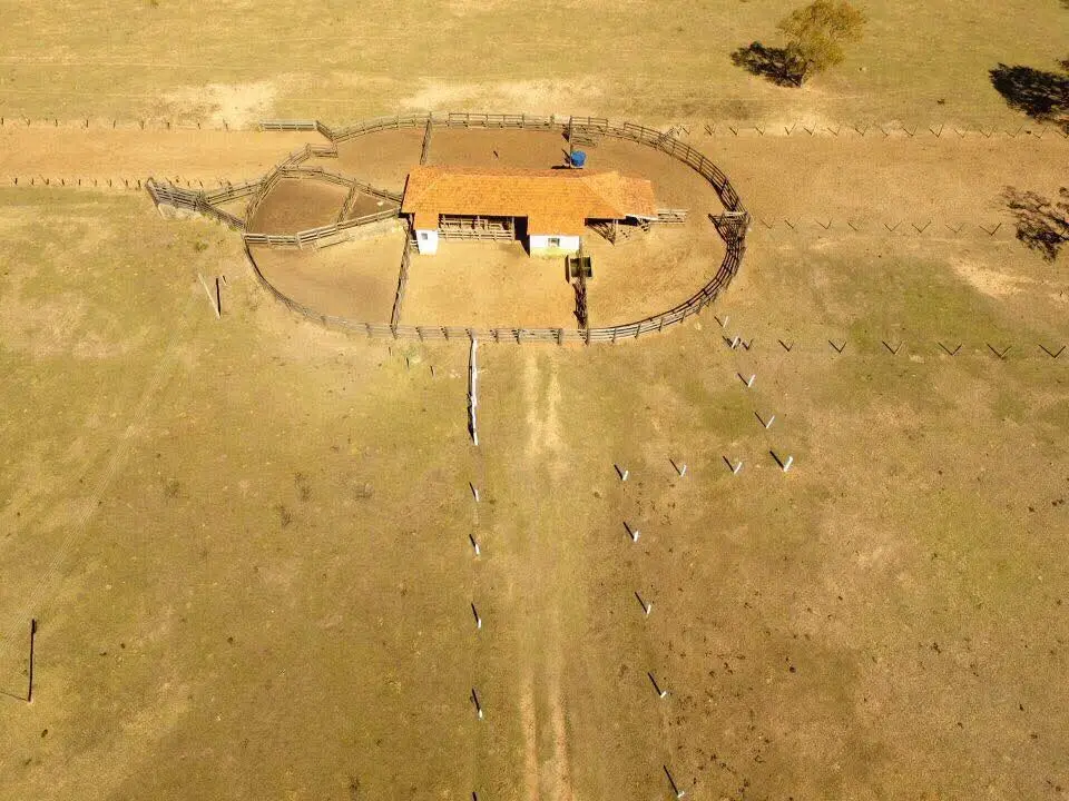 Curral e instalações rurais vistos do alto — foto 9